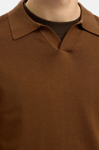 Sweat-shirt marron à col V de SELECTED, avec des manches courtes et une texture lisse.