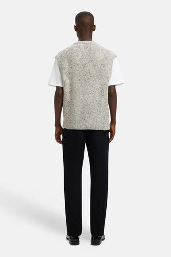 T-shirt gris SELECTED porté sur un T-shirt blanc et un pantalon noir, dos.