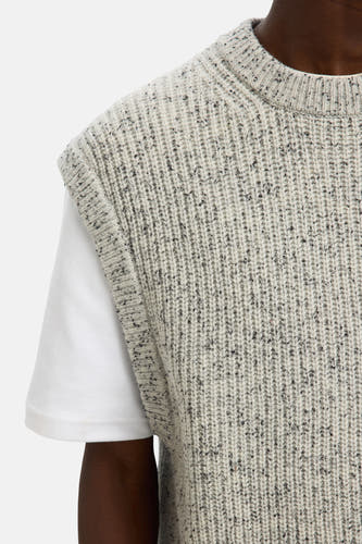 T-shirt gris chiné de SELECTED, avec un motif rayé, porté sur un T-shirt blanc.