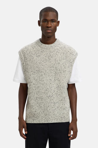 T-shirt gris SELECTED, avec un mélange de couleurs et porté sur un T-shirt blanc.