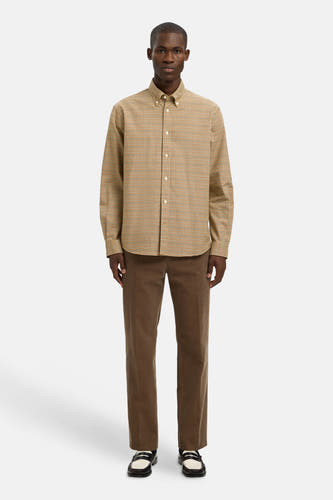 Bruin overhemd met lange mouwen van SELECTED, met een geruit patroon, gedragen met bruine corduroy broek.