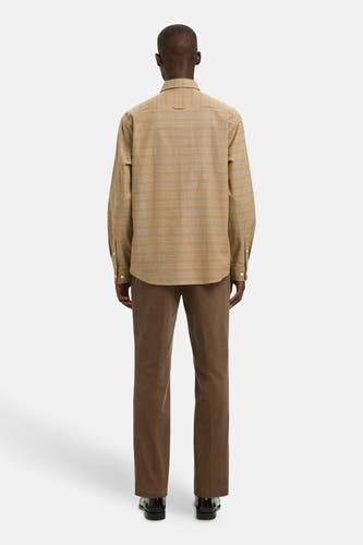 Bruin overhemd met lange mouwen van SELECTED, met ruitpatroon en gedragen met bruine corduroy broek.
