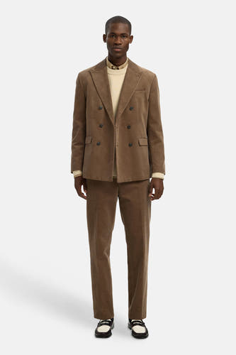 Bruin, lange mouwen overhemd van SELECTED, gedragen onder een bruin corduroy pak met loafers.
