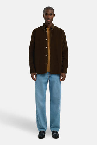 Bruin overhemd met lange mouwen van SELECTED, gedragen over een bruin shirt en blauwe jeans met zwarte schoenen.