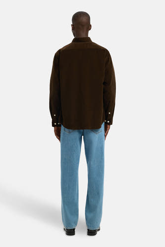 Bruin herenoverhemd met lange mouwen van SELECTED, met knoopdetails en gecombineerd met een blauwe jeans.
