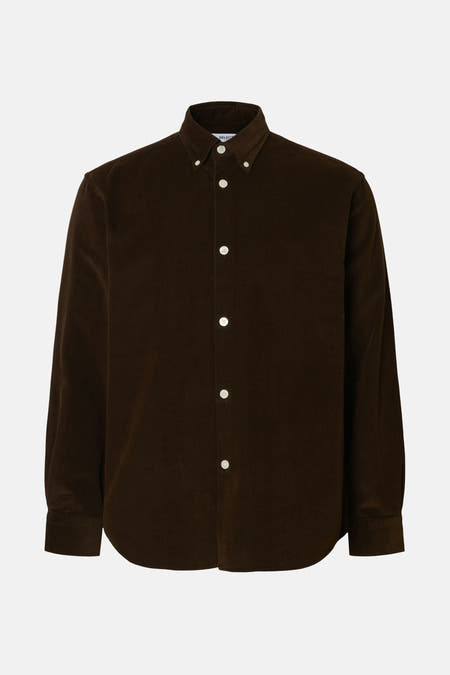 Chemise en corduroy marron à longues manches de SELECTED, avec des boutons blancs.