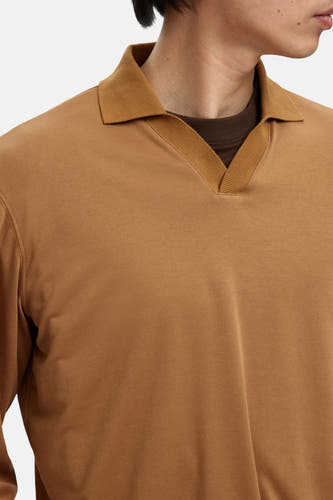 Polo beige de SELECTED, avec col contrasté et V-hals.