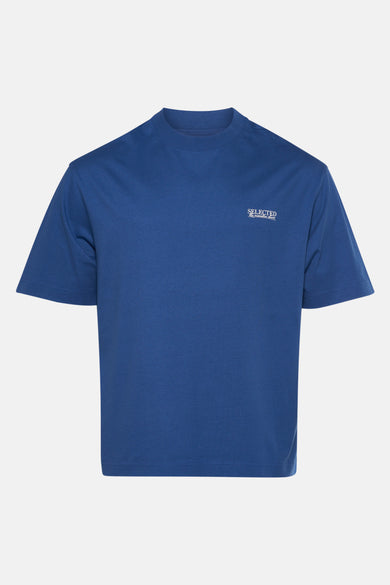 T-shirt bleu à manches courtes de SELECTED, avec un petit logo blanc sous la ligne du col.