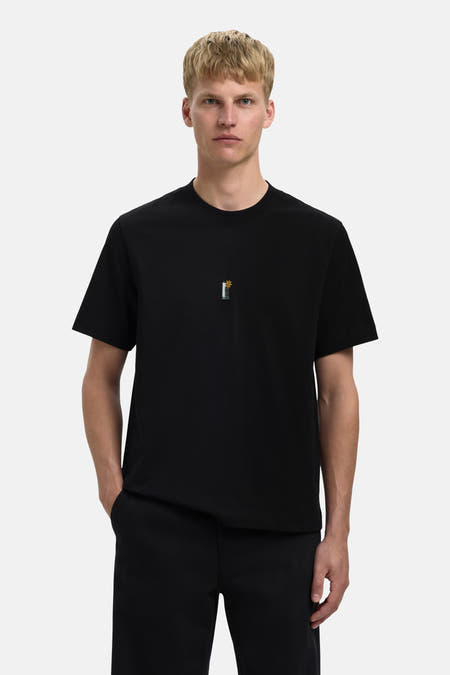 Zwart T-shirt met korte mouwen van SELECTED, met kleine afbeelding van een telefoon op de borst.
