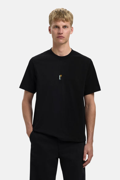 Zwart T-shirt met korte mouwen van SELECTED, met kleine afbeelding van een telefoon op de borst.