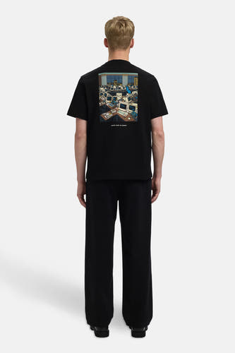 T-shirt noir à manches courtes de SELECTED, avec une image d'ordinateurs sur le dos.