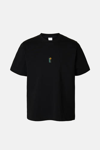 T-shirt noir à manches courtes de SELECTED, avec une petite image graphique sur la poitrine.