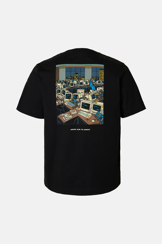 T-shirt noir à manches courtes de SELECTED, avec une impression graphique d'un bureau sur le dos.