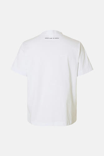 T-shirt blanc à manches courtes de SELECTED, avec une inscription sur le dos, sur un fond clair.