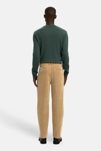 Bruine broek van SELECTED, met een corduroy textuur, gezien van achteren.
