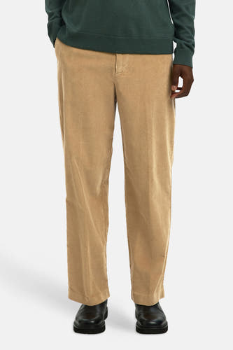 Bruine corduroy broek van SELECTED, met een grove ribstof textuur en een casual pasvorm.
