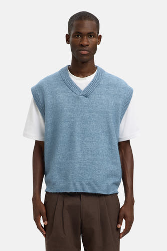 T-shirt bleu de SELECTED porté sur un T-shirt blanc et associé à des pantalons marron et des chaussures noires et blanches.