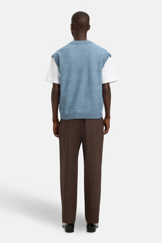 T-shirt bleu de SELECTED porté sur un T-shirt blanc et un pantalon marron, dos.