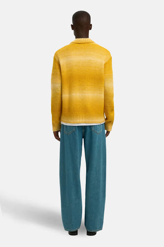 Gilet jaune de SELECTED, porté sur un T-shirt blanc et des jeans larges, vu de dos.