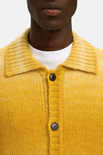 Gilet jaune de SELECTED avec deux boutons et un col ouvert sur un T-shirt blanc.