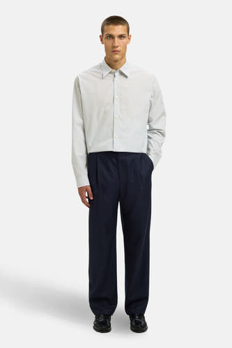 Wit overhemd met lange mouwen van SELECTED, met blauwe strepen, gedragen met een donkerblauwe pantalon.
