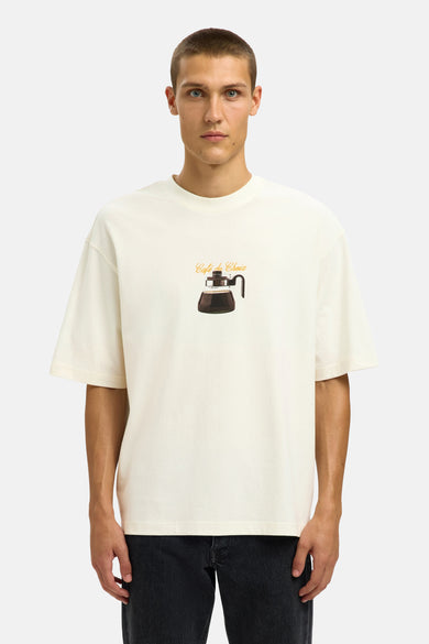 T-shirt écru à manches courtes de SELECTED, avec imprimé de théière à café et texte "Café du Choix".