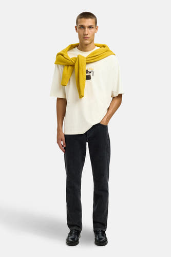 T-shirt écru à manches courtes de SELECTED, avec une veste jaune légèrement sur les épaules.