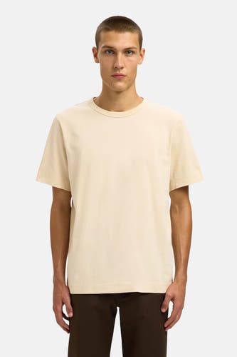 Beige T-shirt met korte mouwen van SELECTED, gedragen met een bruine broek.