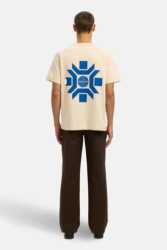 Beige T-shirt met korte mouwen van SELECTED, met blauwe print op de achterkant, gecombineerd met bruine broek.