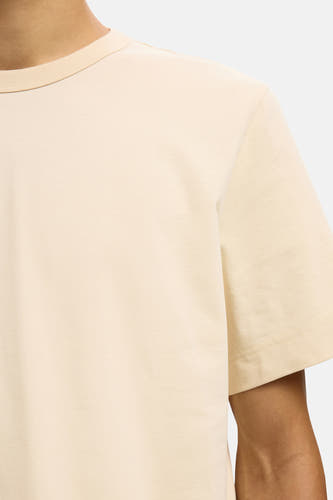 Beige T-shirt met korte mouwen van SELECTED, close-up van de bovenkant.
