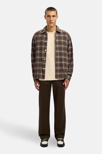 Beige T-shirt met korte mouwen van SELECTED, gedragen onder een geruit overhemd met bruine broek en loafers.