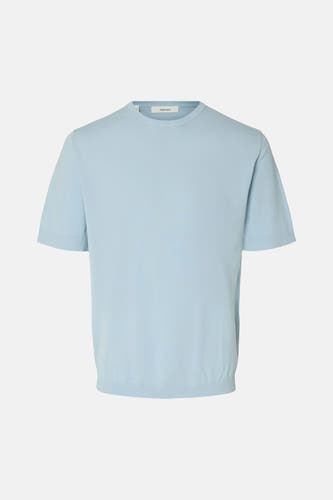 Pull bleu clair à col rond de SELECTED, finement tricoté avec des manches courtes et des ourlets côtelés.