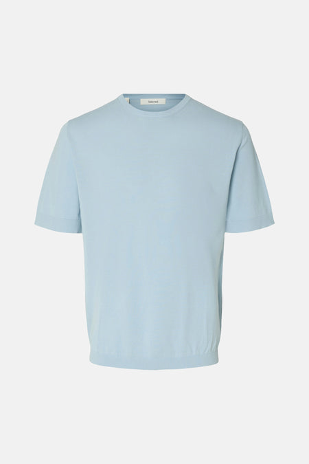 Pull bleu clair à col rond de SELECTED, finement tricoté avec des manches courtes et des ourlets côtelés.