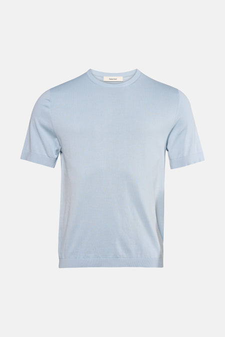 Pull bleu clair à manches courtes et col rond de SELECTED, finement tricoté avec col, poignets et ourlet côtelés.