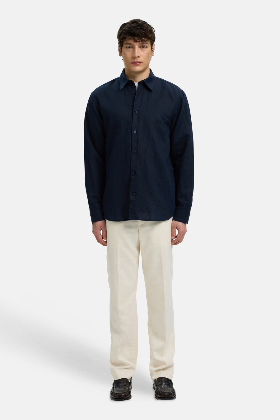 Blauw hemd met lange mouwen van SELECTED met lichte textuur, gedragen door een model met een crèmekleurige broek en donkere instappers.