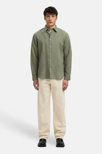 Groen hemd met lange mouwen van SELECTED, met een lichte textuur, gecombineerd met beige broek en zwarte loafers.