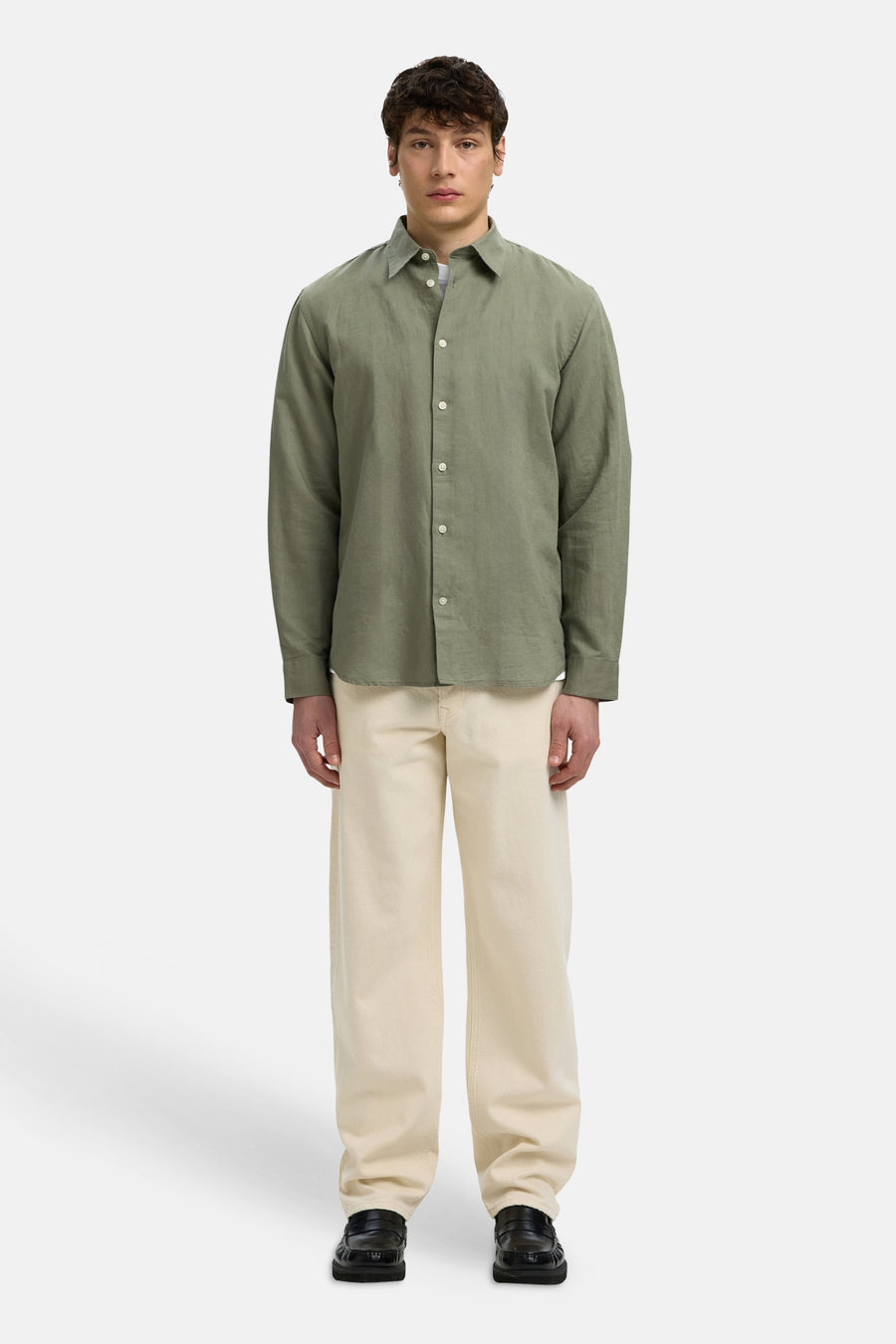 Groen hemd met lange mouwen van SELECTED, met een lichte textuur, gecombineerd met beige broek en zwarte loafers.