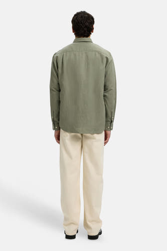 Getextureerd groen hemd met lange mouwen van SELECTED, achteraanzicht, gedragen met een beige broek en zwarte grove schoenen.