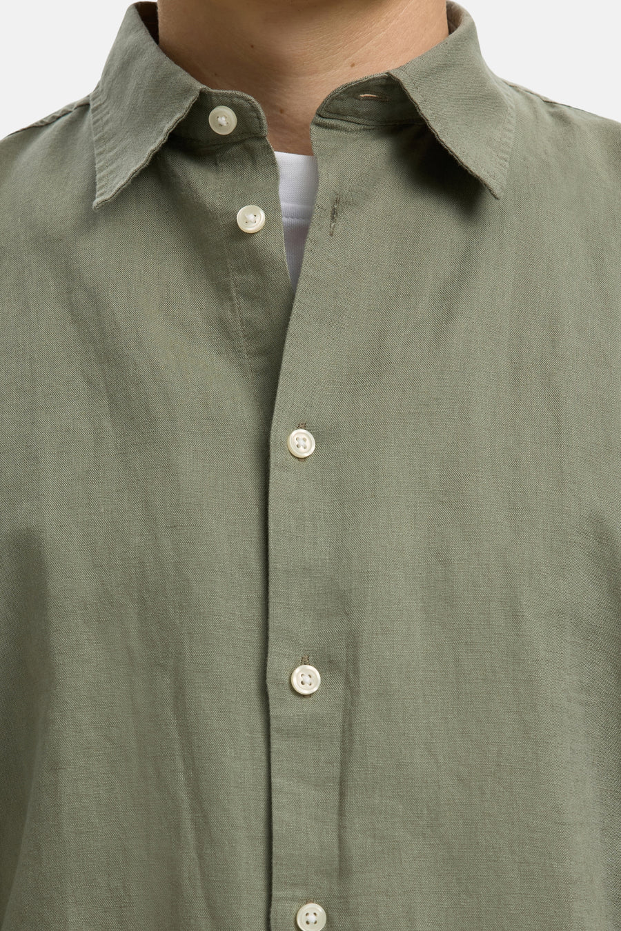 Groen overhemd met lange mouwen van SELECTED, met licht gestructureerde stof en open knoopsluiting boven een wit T-shirt.