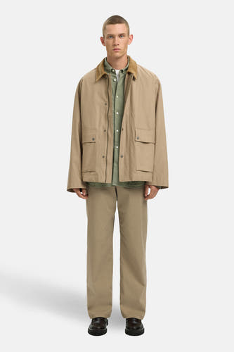 Groen overhemd met lange mouwen van SELECTED, gedragen onder een kaki jas en broek.