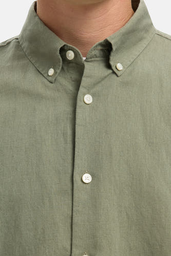 Groen overhemd met lange mouwen van SELECTED, close-up op de kraag en knoopsluiting.
