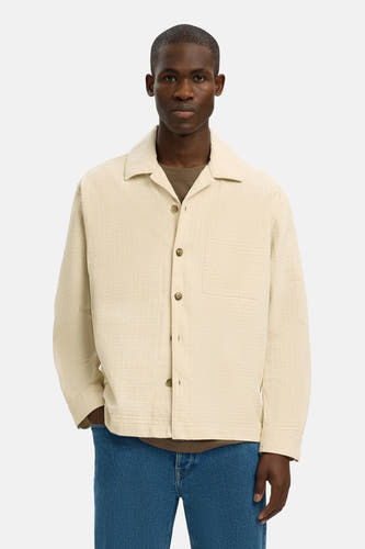 Chemise écrue de SELECTED, vue de dos, combinée avec un jean et des chaussures noires.