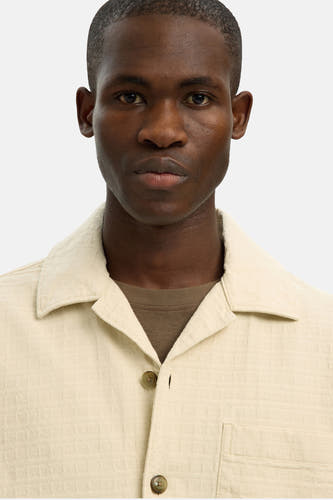 Chemise écru de SELECTED, à manches courtes et à motif à carreaux subtil.