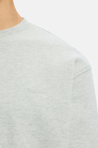 Grijze sweater van SELECTED, met een ronde hals en subtiel logo op de borst.