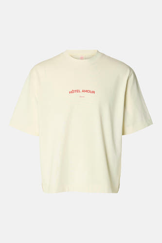 T-shirt écru de SELECTED, avec imprimé texte rouge "Hôtel Amour" sur la poitrine.