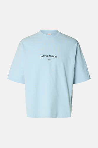 T-shirt bleu de SELECTED, à manches courtes et avec le texte "Hôtel Amour" imprimé dessus.