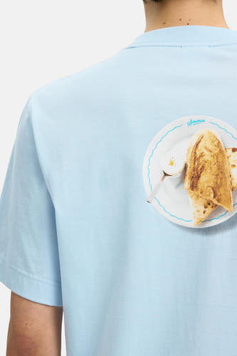 T-shirt bleu de SELECTED avec un imprimé d'une assiette avec du pain grillé et "Amour".