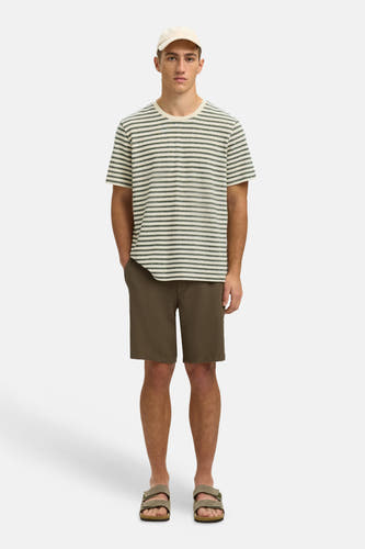 Multikleurig T-shirt van SELECTED, met gestreept patroon, gedragen met kaki shorts en sandalen.