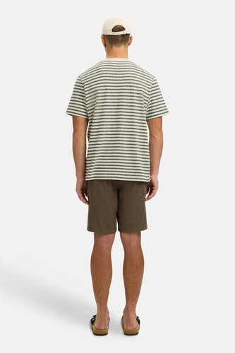 T-shirt multicolore de SELECTED, avec des rayures horizontales et associé à un short marron et des sandales, vu de dos.