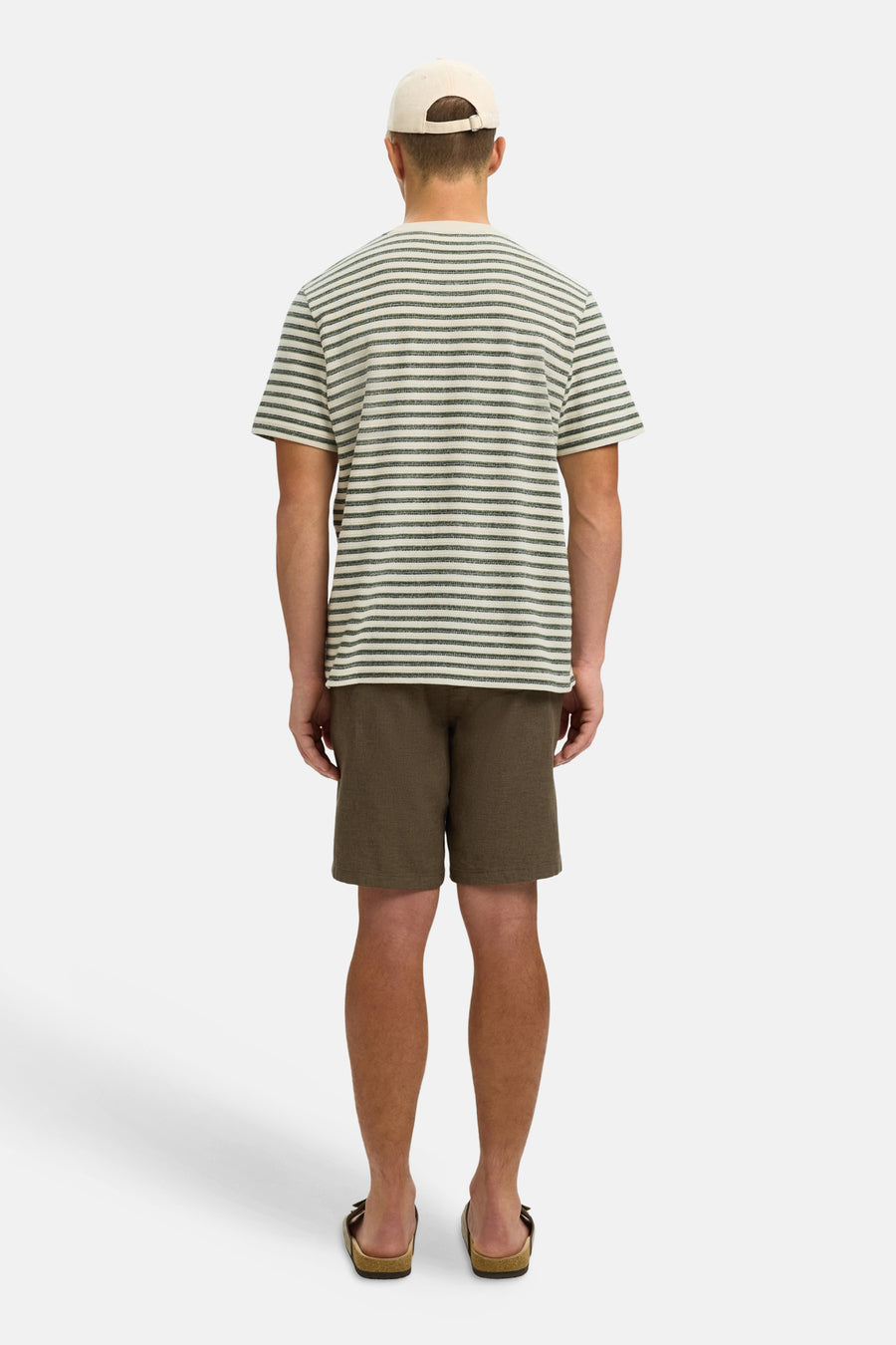 T-shirt multicolore de SELECTED, avec des rayures horizontales et associé à un short marron et des sandales, vu de dos.